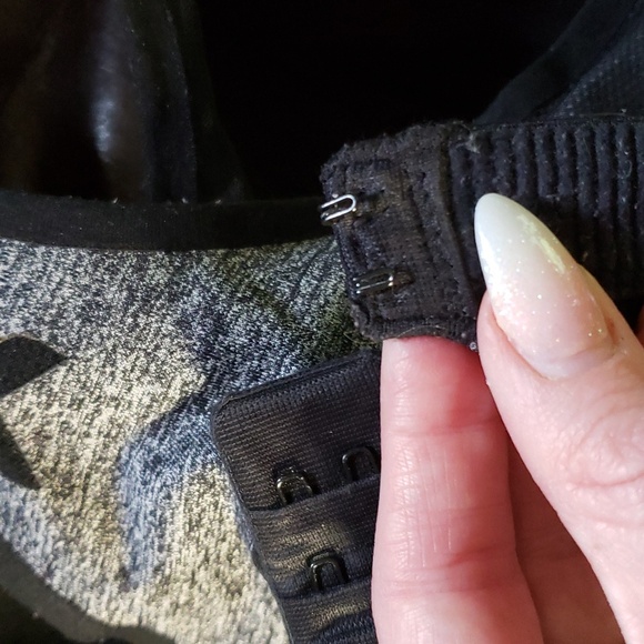 38D Victoria Secret sports bra - Picture 4 of 4